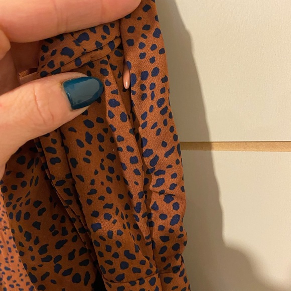 Gorgeous dress! Pair with brown boots. Size large - Picture 5 of 7